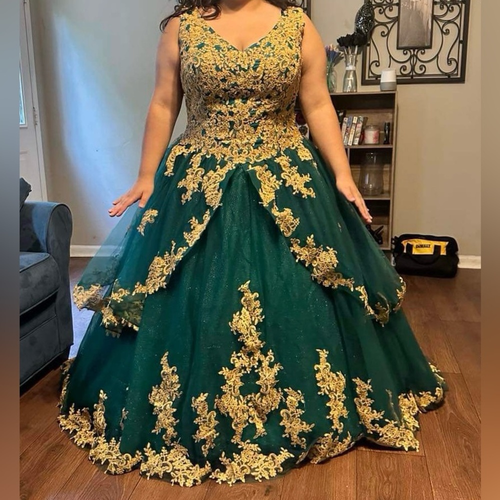 Beautiful gown. New only tried on once